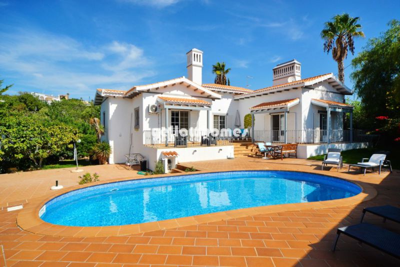 Large 4-bedroom villa with garage and sea views close to Loule